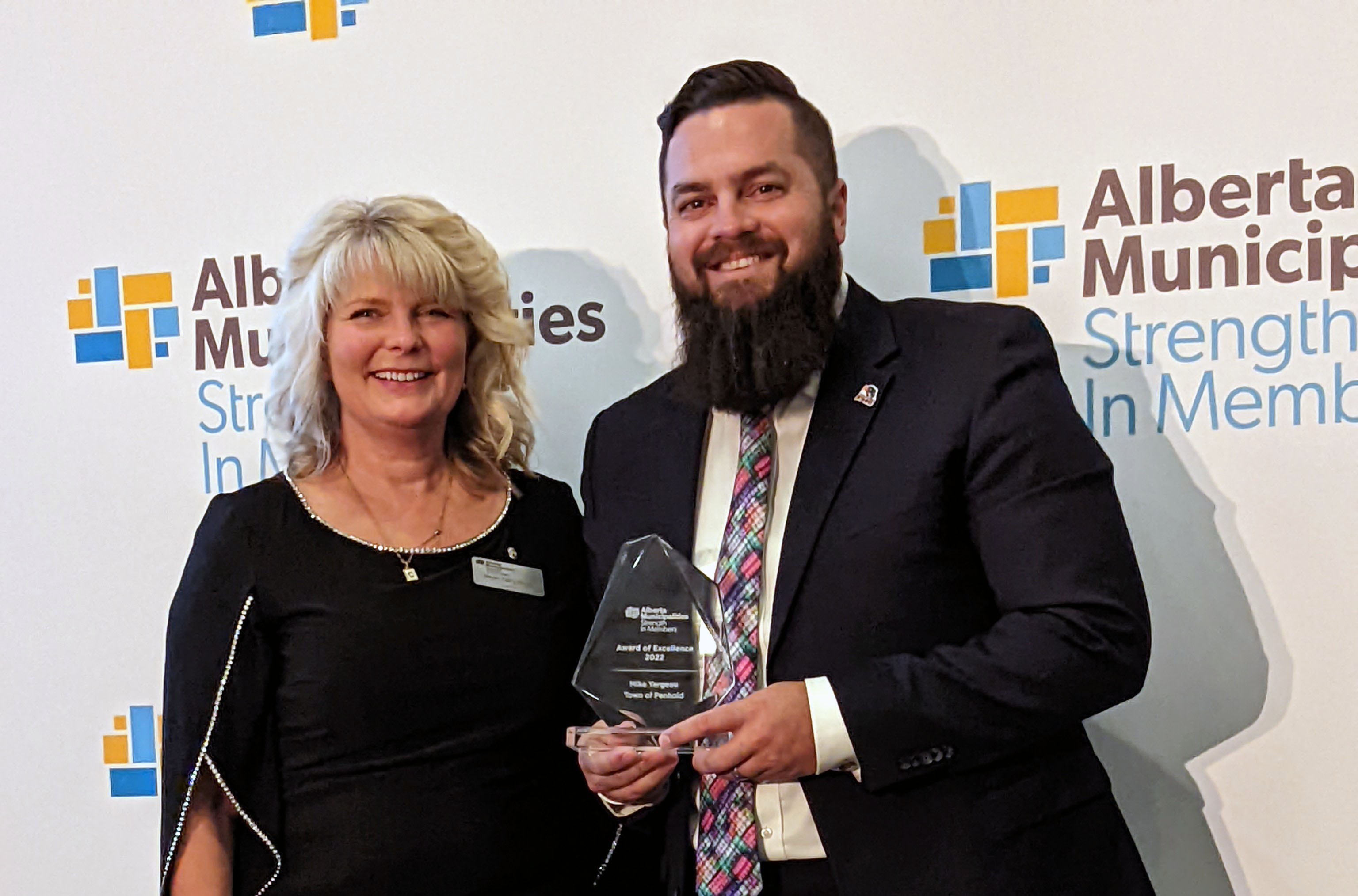 Penhold Mayor given Alberta Municipalities Award of Excellence